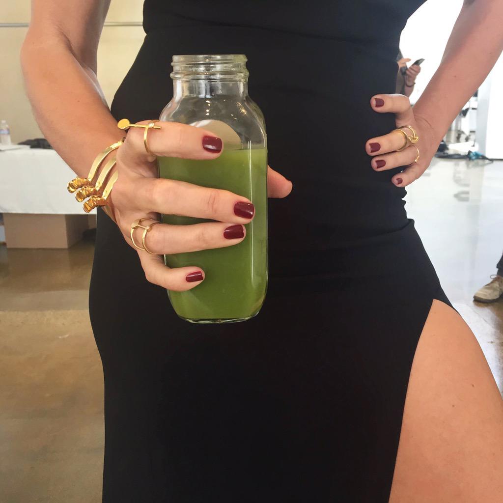 Let's talk about red nails and green juice. ???? cc: @LOrealParisUSA                             https://t.co/bGK2vRPsYX http://t.co/8u9AFCA2SC