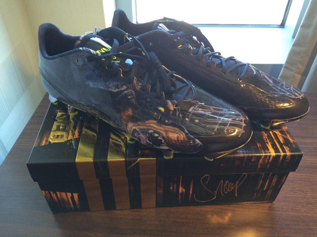 RT @Millerlite40: Appreciate it @snoopdogg and @adidasfballus. Cleats are fire! http://t.co/hsp82WIQBY