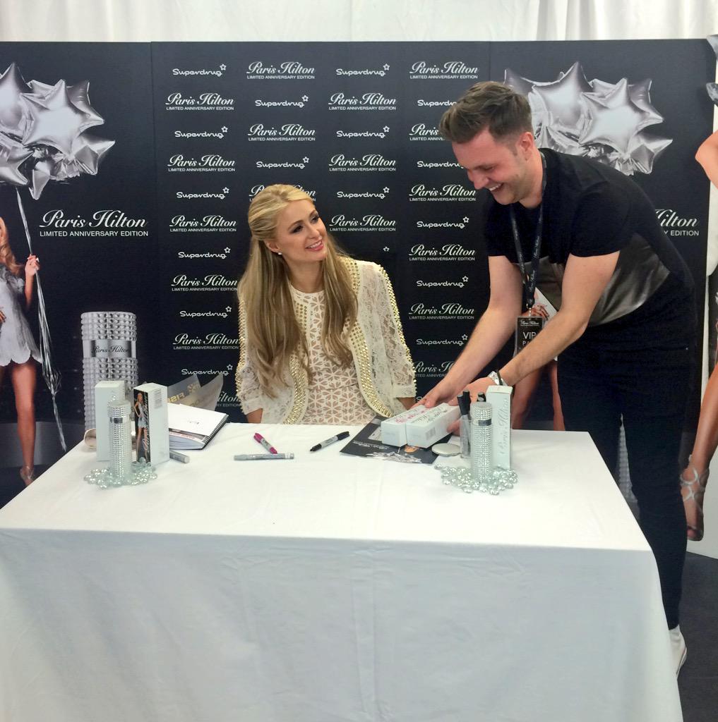 RT @OfficialLuke: I love the way @ParisHilton is looking at me! I hope she realises just how happy I was ????????♥️ #Idol #DreamsComeTrue http://…