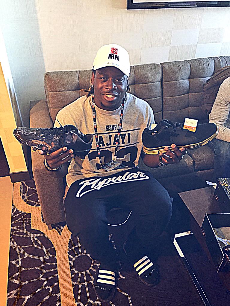 RT @JayTrain27: S/o to @adidasFballUS and @SnoopDogg for lacing me up with the NEW UNCAGED COLLECTION!!! #NFLPARookiePremiere http://t.co/9…