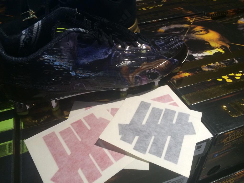 Droppin the new adizero #SnoopCleat n takin pics wit yall at 7pm @UNDEFEATEDinc LA! Limited time only come thru !! http://t.co/Bi4IHrTu80