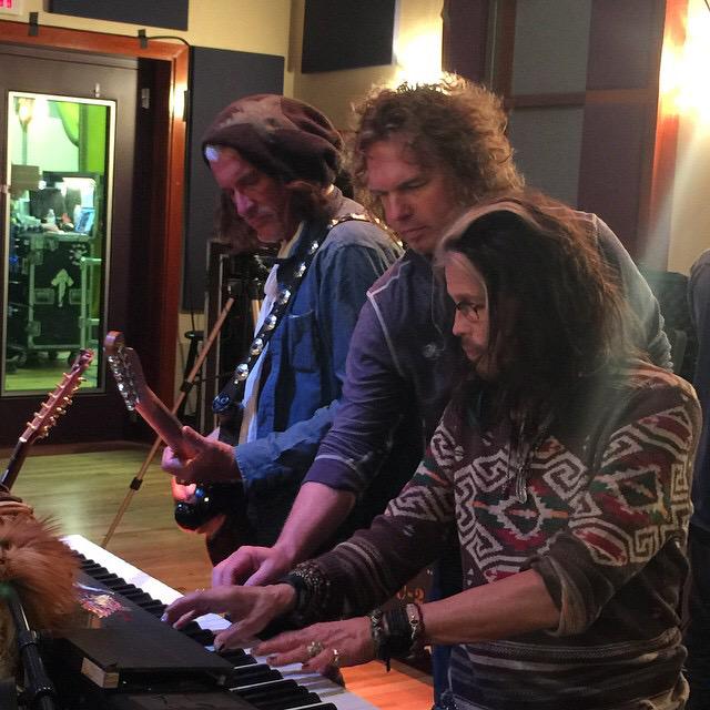 A CAT COULD PUKE ON THAT PIANO - AND WITH @JoePerry​ STANDIN NEAR IT IT SOMEHOW MAKES SWEET SWEET MUZIK http://t.co/EIor0l2weF