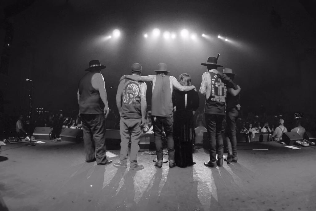 RT @famoussas: Thank You Riverside. Till next time 

@yelawolf @travisbarker @kleversworld @bonesowens 

#LoveStoryTour CH.1 http://t.co/IQ…