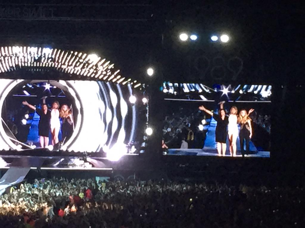 RT @Kate_Pierce: That time @taylorswift13 brought out Cara Delevingne and Mariska Hargitay and I forgot how to breathe http://t.co/D6j68EsR…