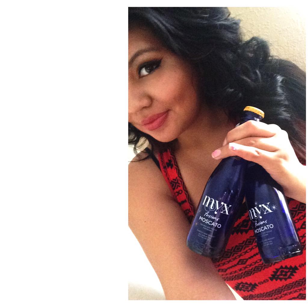 RT @Lewinsky__: @NICKIMINAJ I'm getting in the MYX TONIGHT. ???????????????????? http://t.co/M2z0Mjs8cA