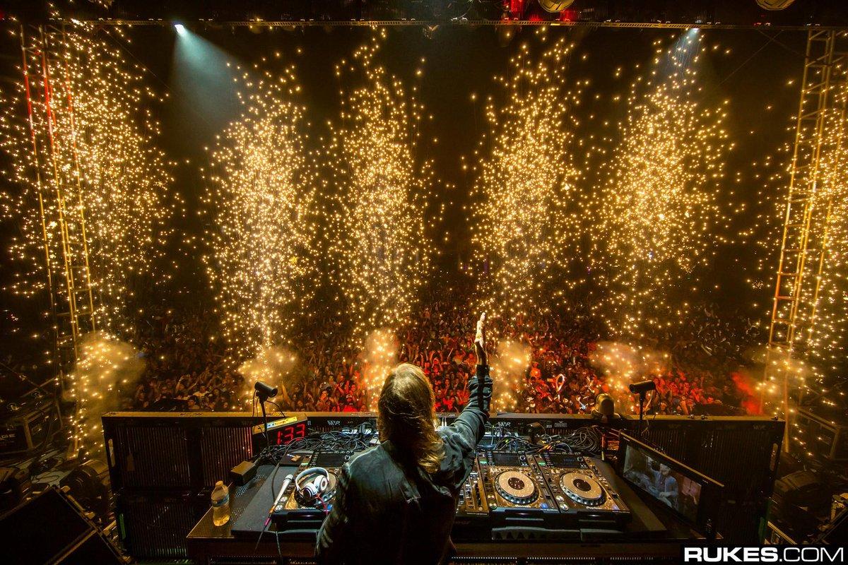Another great picture from @rukes ! This guy is doing an amazing job !! #FIREWORK http://t.co/YCM3gKYVpt