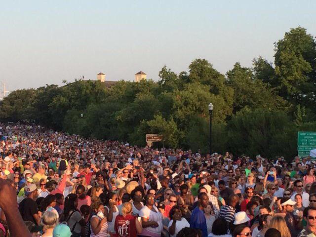 I've seen a lot of breathtaking crowds this year but I wish I could've seen this one in person. #charleston #peace http://t.co/vMBF9R4fH9