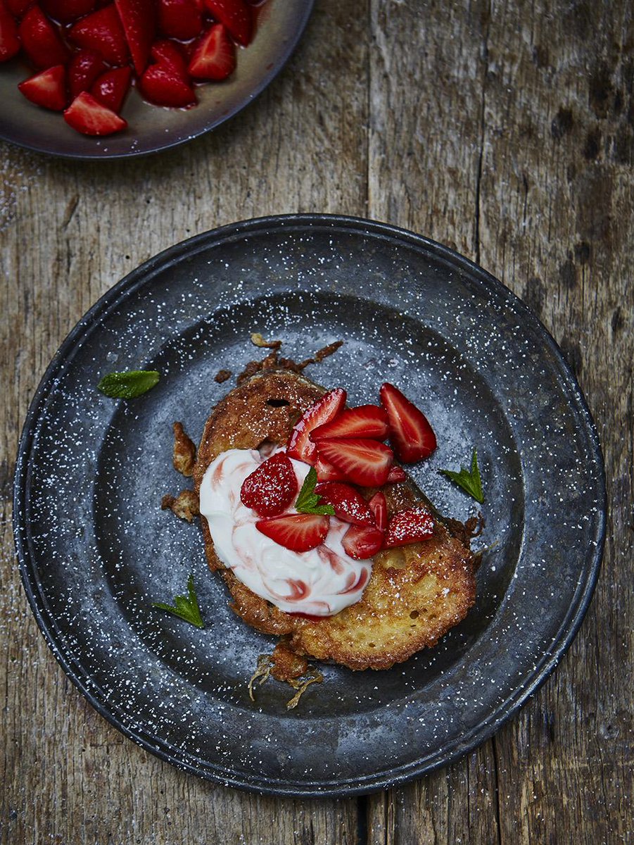 Happy weekend guys, #recipeoftheday crispy fried eggy bread with summer strawberries http://t.co/61K1XfUA9Y http://t.co/KmbLpzCpvc