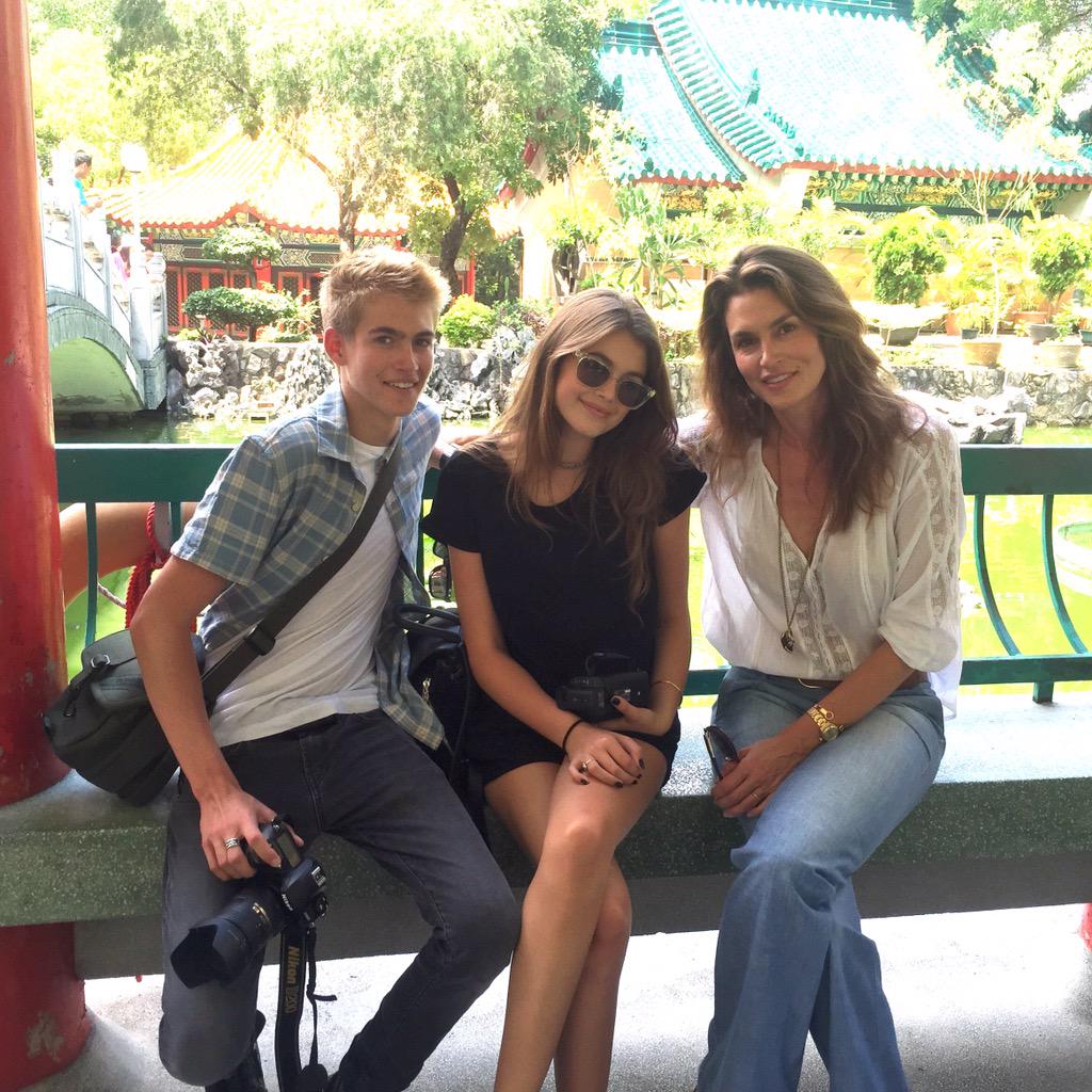 Midweek daydream of a fun trip to Hong Kong with @PresleyGerber and @KaiaGerber. http://t.co/NhaOfT7rPl