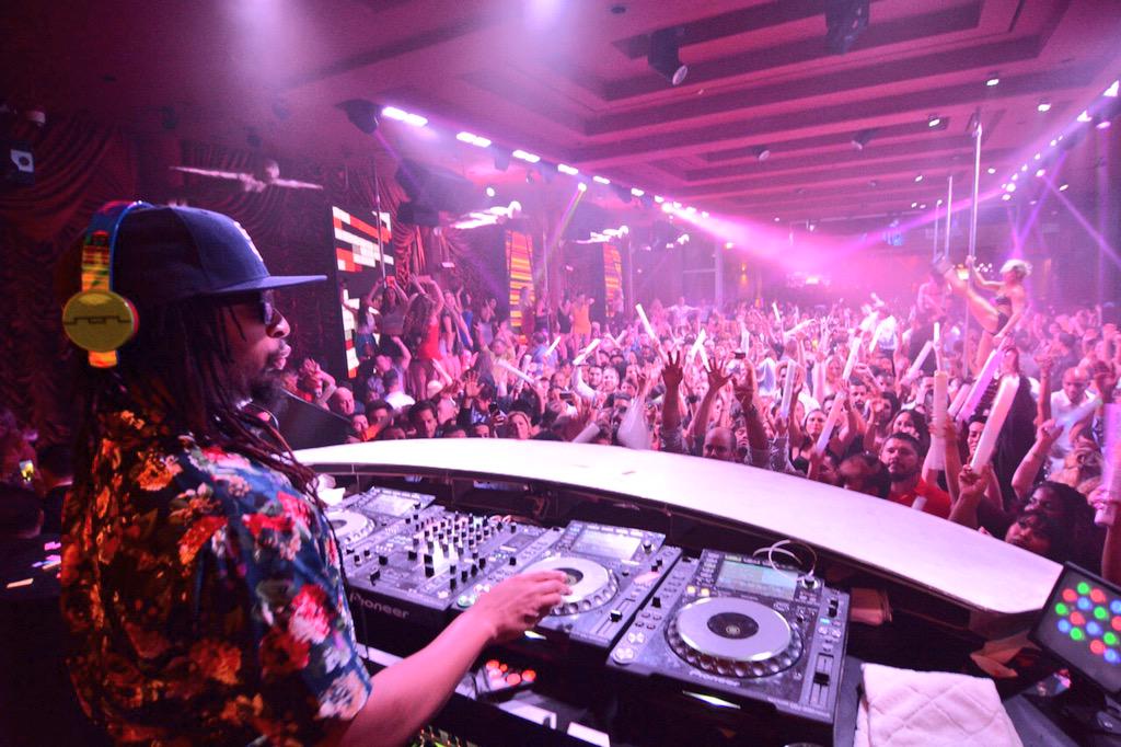 RT @SurrenderVegas: It's time to get loose @SurrenderVegas with @LilJon #IndependenceDay @CrownRoyal ???????????? http://t.co/4O0XitYW6H