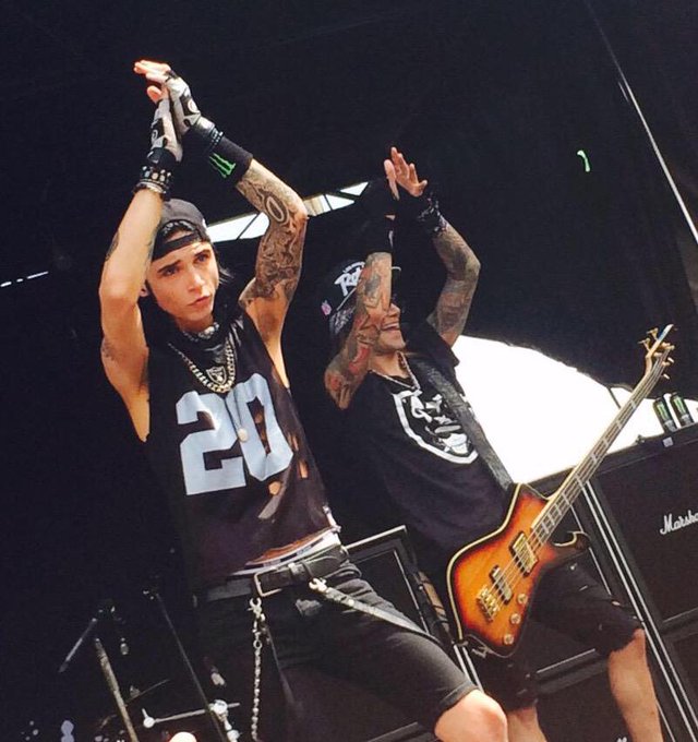 RT @AndyBVB: Hello West Palm beach! We play at 4pm on the #Shark main stage! http://t.co/ktHwbi9lhT palm beach from twitter @jenna_jasinski