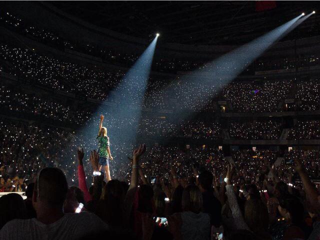 Back on the road! Insane crowd in Ottawa tonight! #1989TourOttawa http://t.co/svXgPxzSNC