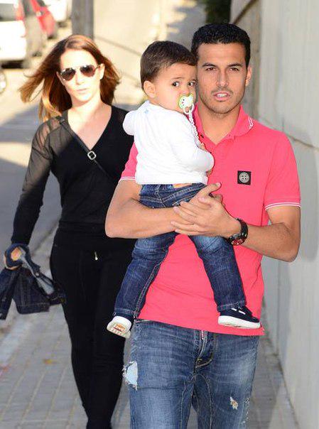 Familiefoto van de voetballer, een relatie met Carolina Martin, die beroemd is vanwege FC Barcelona, Spain national football team  