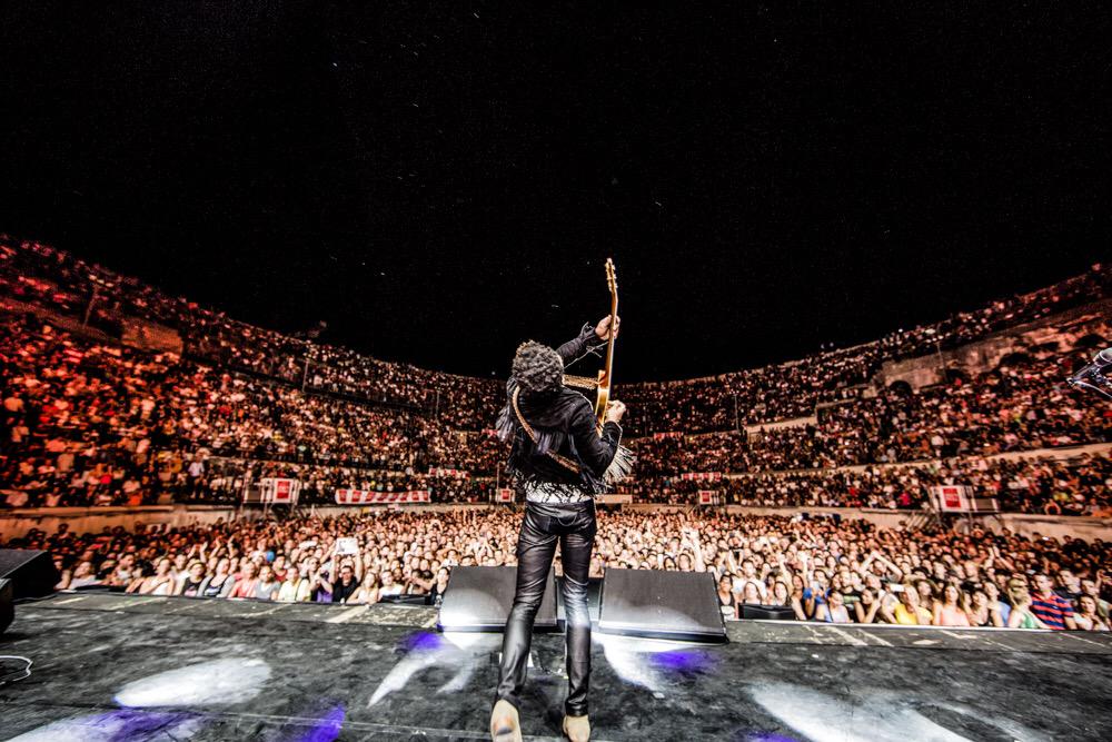 Into the black sky... #Nimes #StrutTour http://t.co/tJQ6IFJxcn