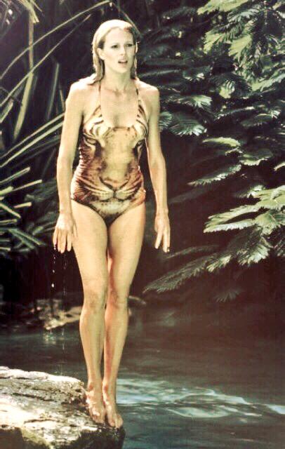 Med hendes slank krop og Blond hårtype, uden BH (størrelse 35C) på stranden i bikini
