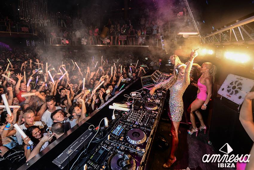 RT @Amnesia_Ibiza: TONIGHT! Opening Foam&Diamonds hosted by @ParisHilton​! ;)
Early Tickets: http://t.co/C5WeTvR290 http://t.co/MWOlLamxwo