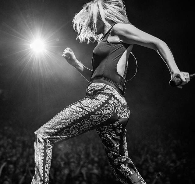 RT @TheRealAshlynnn: @elliegoulding on her way to steal your dress http://t.co/SAtq1yRxAC