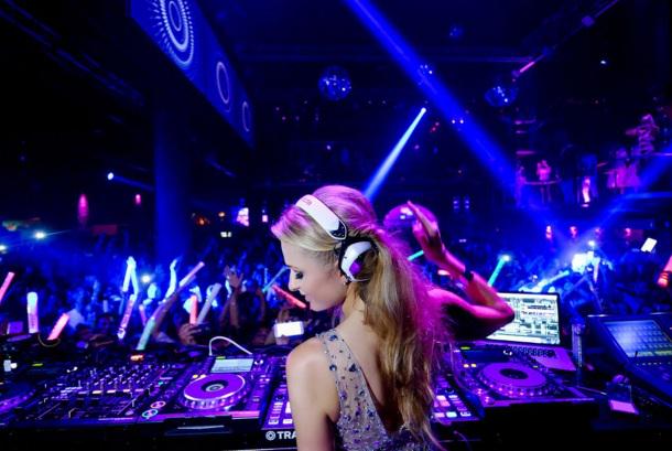 RT @Hollyscoop: Paris Hilton’s DJ Set in Ibiza Looked Like So Much Fun http://t.co/MIFQWL5hQm via @Hollyscoop http://t.co/fiP87zNVyq