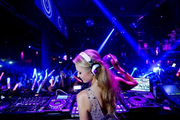 RT @Hollyscoop: Paris Hilton’s DJ Set in Ibiza Looked Like So Much Fun http://t.co/MIFQWL5hQm via @Hollyscoop http://t.co/fiP87zNVyq