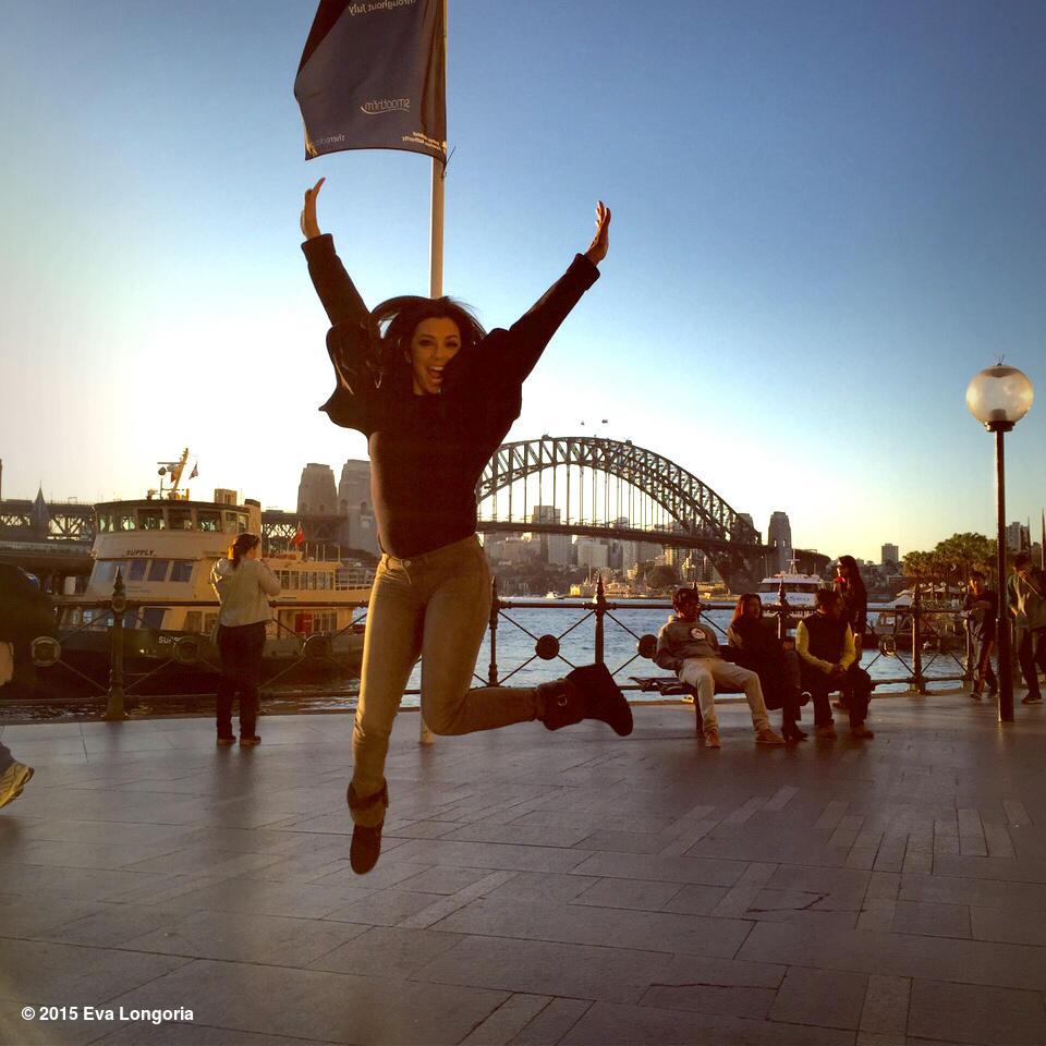 Couldn't forget to get my jumping picture in front of the Sydney Harbour Bridge! #SpecsaversStyle http://t.co/jQmVncW90c