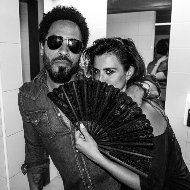 #PenelopeCruz showing me how to work a fan properly backstage in Madrid last night. http://t.co/fKF8AfBNqA