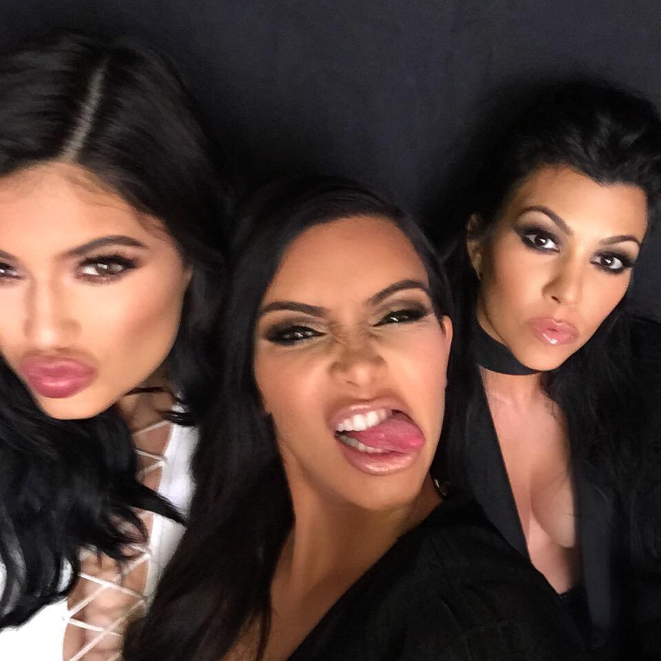 Set life @kyliejenner @kourtneykardash http://t.co/R0AhCjfJf1