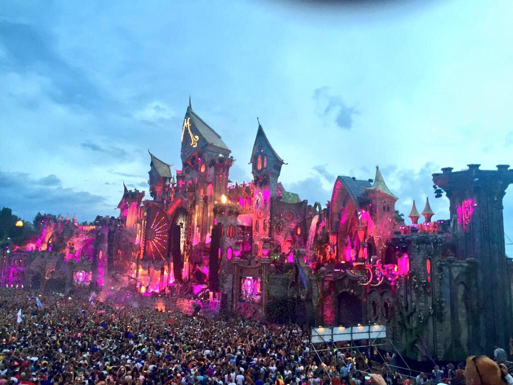 RT @billboarddance: .@davidguetta rocking a serious crowd at @tomorrowland's main stage #Tomorrowland http://t.co/OYj29p8HZX