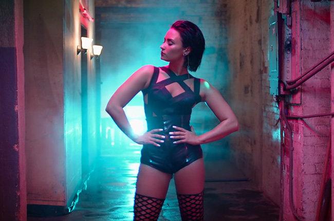 RT @B96Chicago: .@ddlovato SLAYS in the new #CoolForTheSummer video. Watch now: http://t.co/KFI9QkNDEg http://t.co/cZDJ6ngz2K