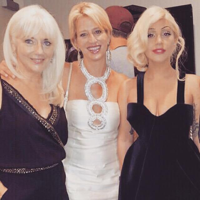 3 blondes in AC! Hanging w mommy and our friend @DorindaMedley ???????????? http://t.co/svOaX2UIu8