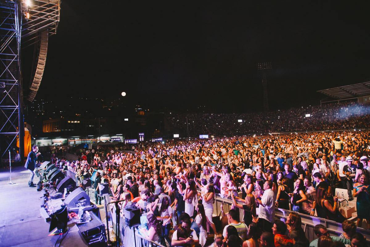 Gracias a mis fans de #Medellin y a @carlosvives por el concierto anoche! #FeriaDeFlores #Colombia http://t.co/x9myNs1HHA