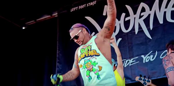 RT @NoiseyMusic: .@jodyhighroller and @travisbarker painted Warped Tour neon in their new video for 