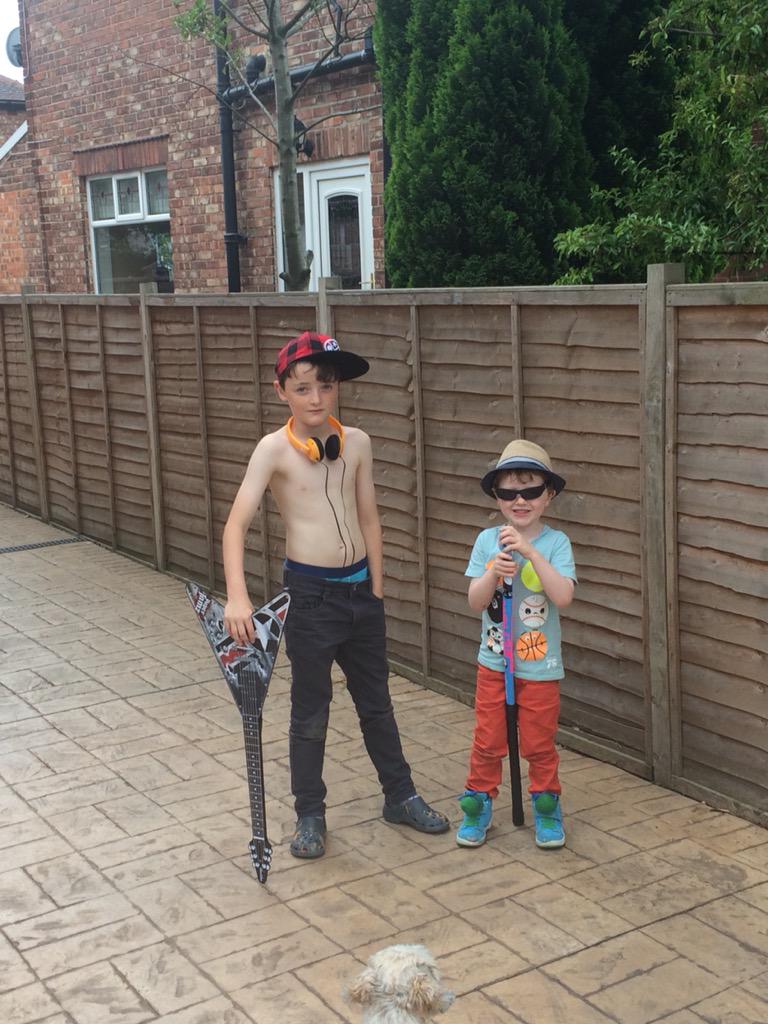RT @kayestelle_kay: @1capplegate @vacationmovie the boys ready for #uptownfunk in crazy hats ???? http://t.co/0pvDBTTiYo