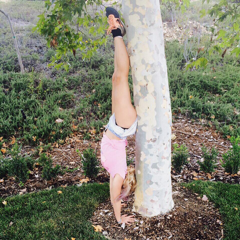 The world looks better upside down ????????#handstand #yoga http://t.co/026lk8PzKV