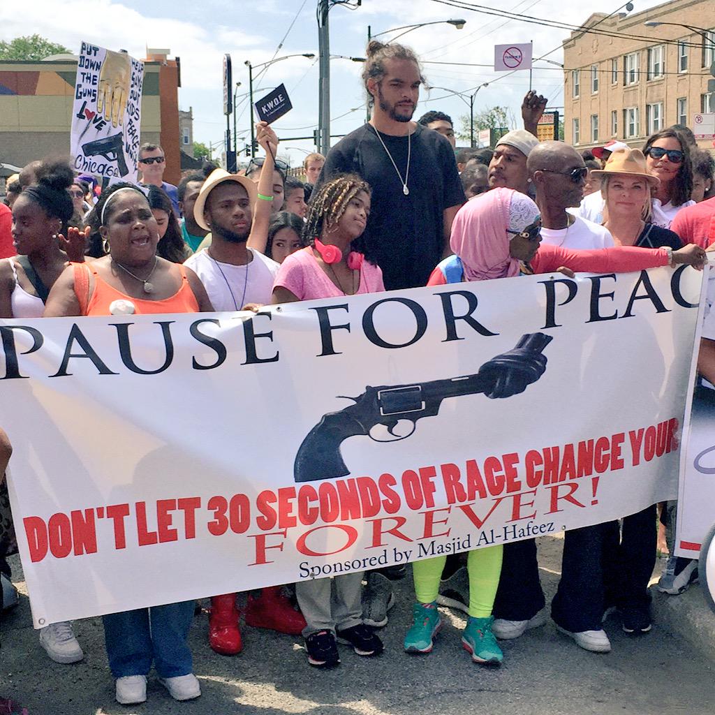 RT @UncleRUSH: Thanks to NBA superstar @JoakimNoah for marching for peace in Chicago. I respect this young man a lot! #KeepThePeace http://…