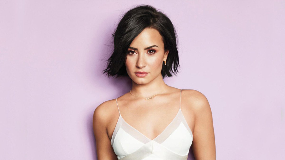RT @MTVstyle: If you haven't looked at @ddlovato's new @Cosmopolitan cover, you haven't LIVED: http://t.co/75ktCSreYl http://t.co/OECnX14iiS
