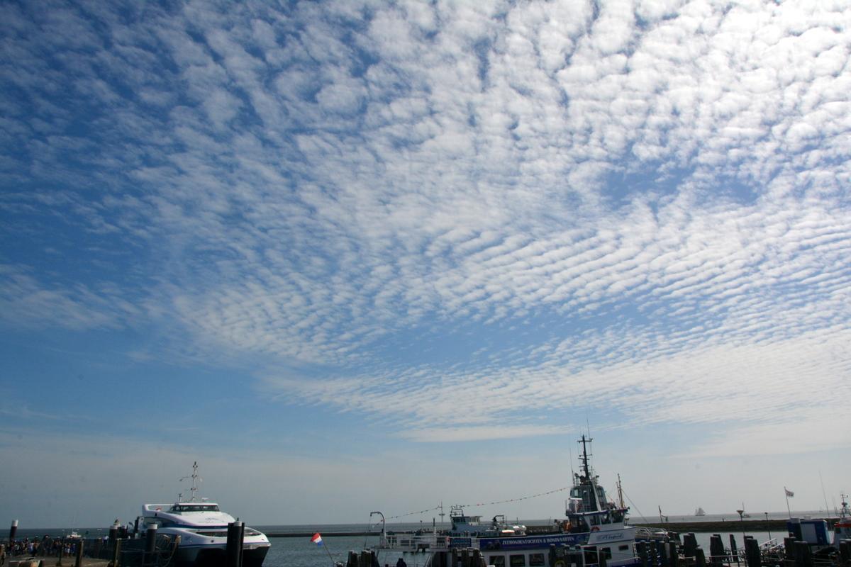 #altocumulus, undulatus structuur, ribbeltjes wolken boven #Terschelling http://t.co/dvmLVK0kdp