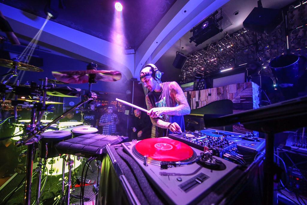 RT @Vegascom: Count the beats til the next show. @TravisBarker, first resident @HydeBellagio #Vegas #drummer http://t.co/vQcCV510cS http://…