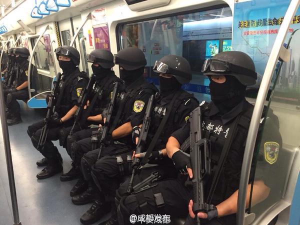 左:訓練中の中国四川省警察特殊部隊右:コミケへ行く自宅警備隊 不思議なのは何故特殊部隊が普通に電車に乗っちゃってるのか 