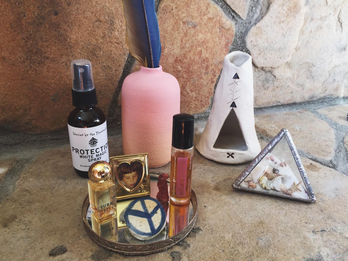 never a missed opportunity to build this weeks altar in the bathroom w/some of my favorites #everywhereilookisanaltar http://t.co/H0UP0pRP4m