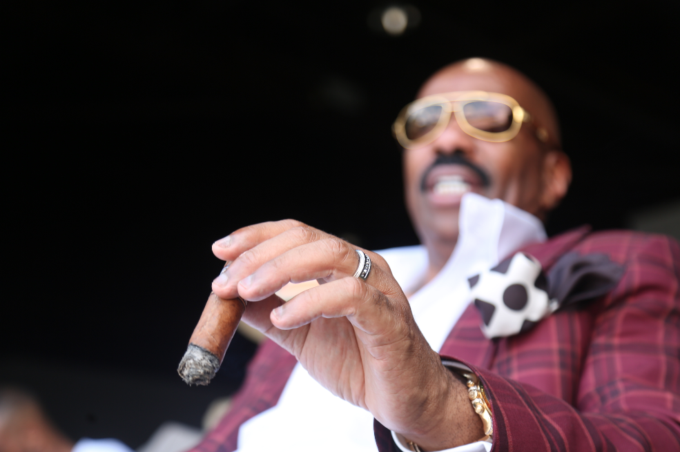 Steve Harvey fumando un cigarrillo (o marihuana)
