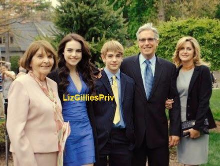 Elizabeth Gillies med familie på bildet
  