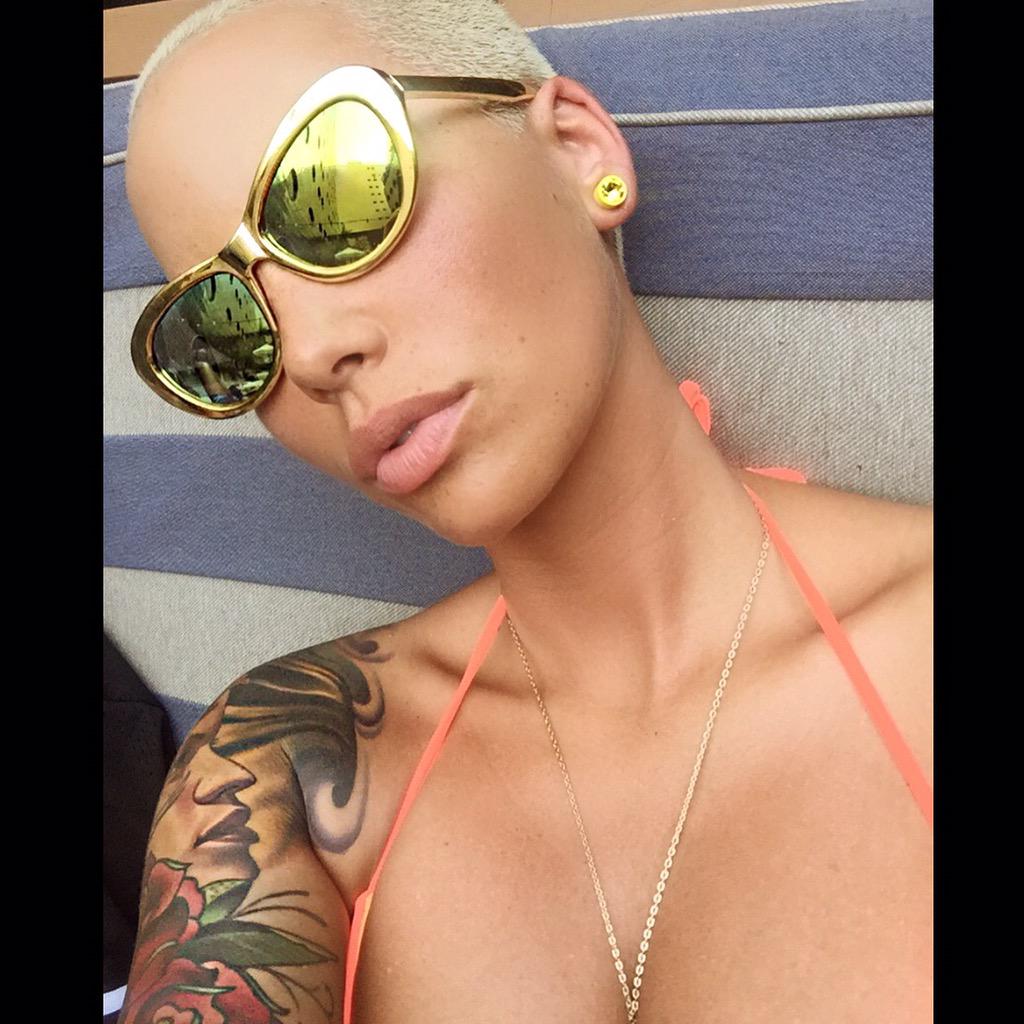 Wonder who's sunglass line these shades are from???? ???????????????? could they be Muva's? Coming soon #MilfForPresident ???? http://t.co/miYDxrocpo