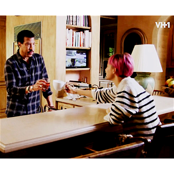 RT @LionelRichie: Tonight! Watch me on a new episode of @nicolerichie's show, @candidlynicole at 11/10c on @VH1. http://t.co/Yy29hnQxBX htt…