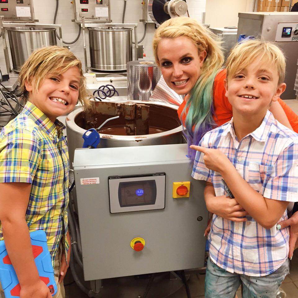 Chocolate! Yay! Me and the boys at the chocolate factory. http://t.co/A3FgiAqLz8