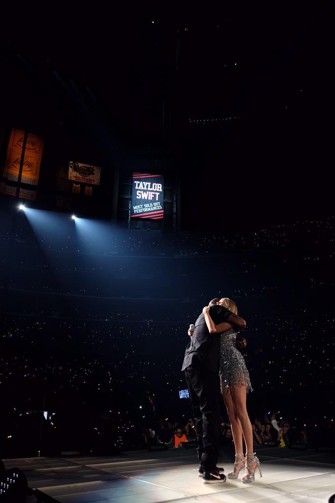 Getting ready to make some more memories tonight at @STAPLESCenter! 
#1989TourLosAngeles http://t.co/NrX8aH4N38