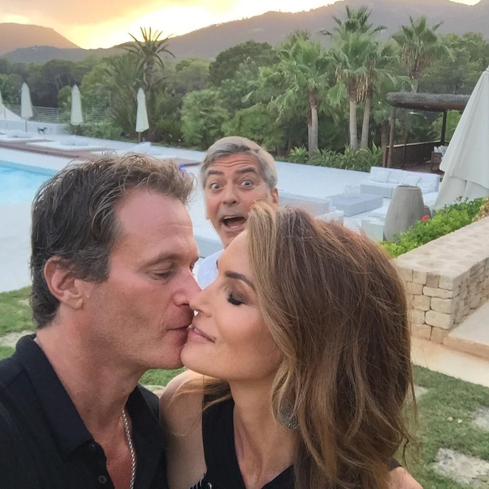 #HouseofFriends photobomber in Ibiza. http://t.co/XzYexai0Aq