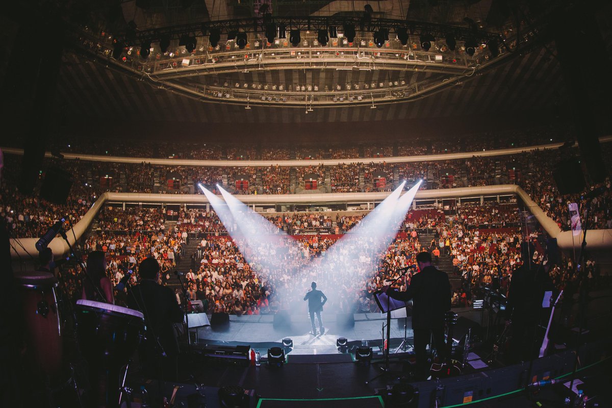 WOW #MexicoCity! Amazing show last night! Lets keep this energy going for show No. 2 tonight! #CambioDePiel #Tour2015 http://t.co/lwBJuYRN0N