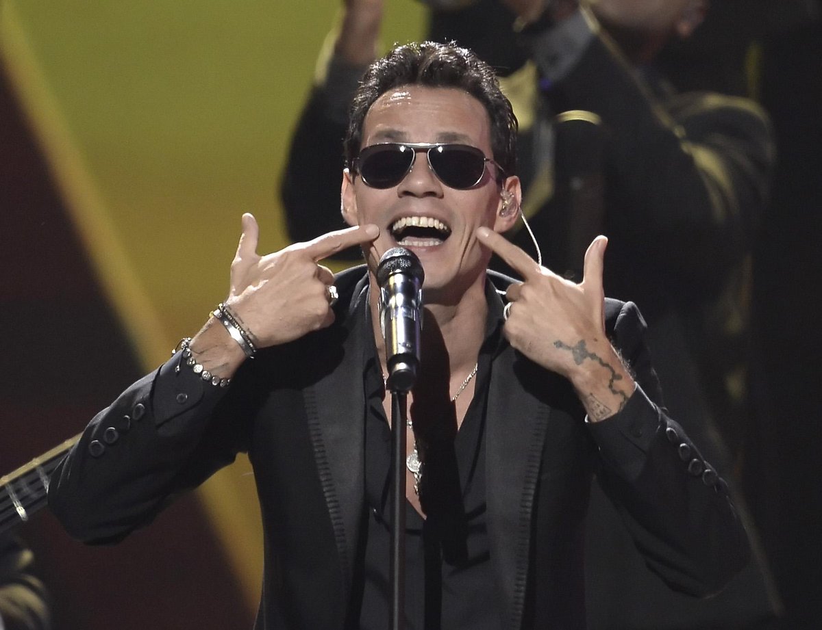 RT @LatinGRAMMYs: Smile ????! It’s #Friday! Un recuerdo de @MarcAnthony en el escenario de la 14a Entrega Anual del #LatinGRAMMY http://t.co/O…