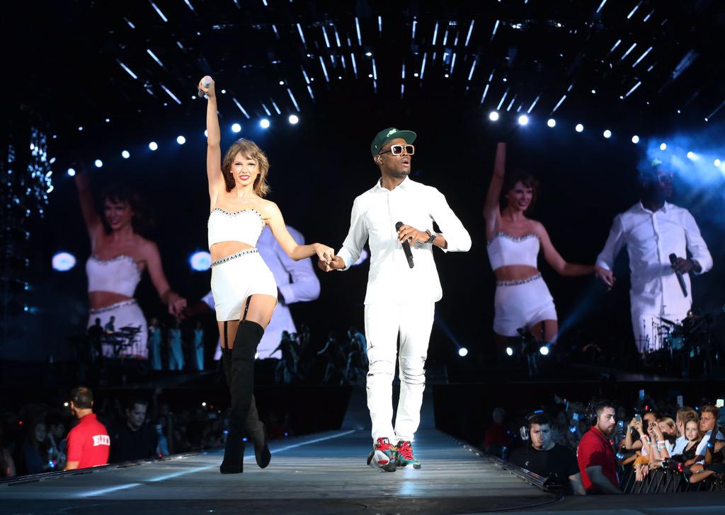 Thank you @omimusiconline for singing 'Cheerleader' tonight in San Diego!! You're amazing :)
#1989toursandiego http://t.co/qnnUvcr3ok