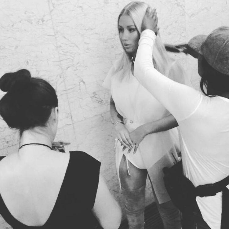 RT @IggySource: Iggy Azalea in the backstage at the VMAs! http://t.co/5WbetI2Zj4